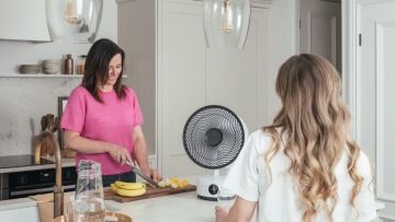 Stolní ventilátor poblíž osob